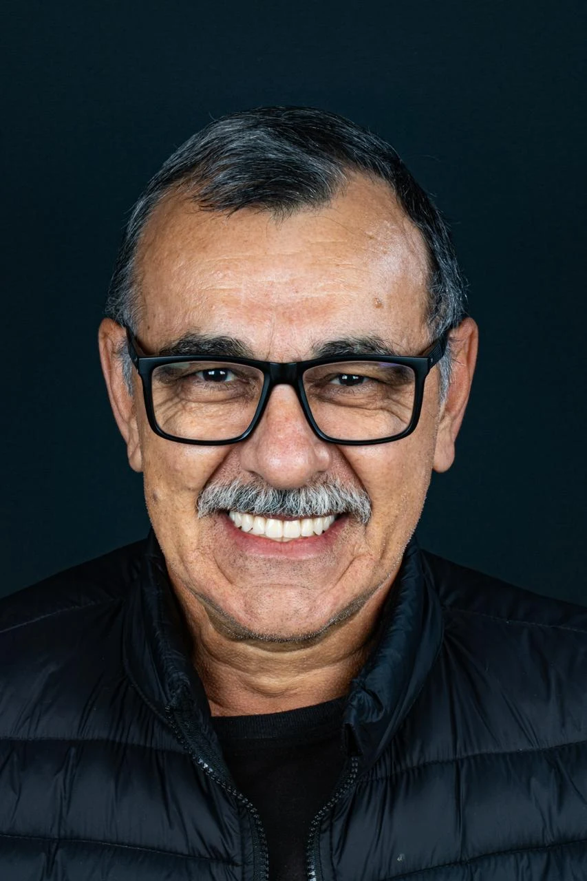Retrato frontal de paciente sorrindo — caso do Dr. Michel Moraes